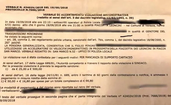 Venezia: bimbo multato per aver usato il monopattino in Piazza San Marco