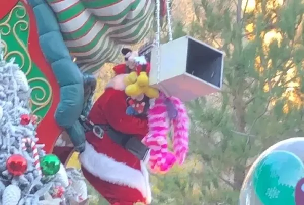 Disneyland: paura per Babbo Natale, si rompe la slitta durante la parata natalizia (VIDEO)