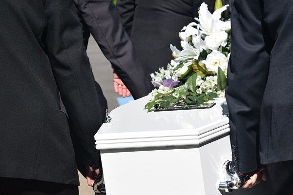 incidente mortale funerale bara