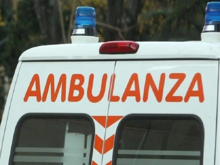 Ravenna, ambulanza si ribalta a Faenza: ferite 5 persone