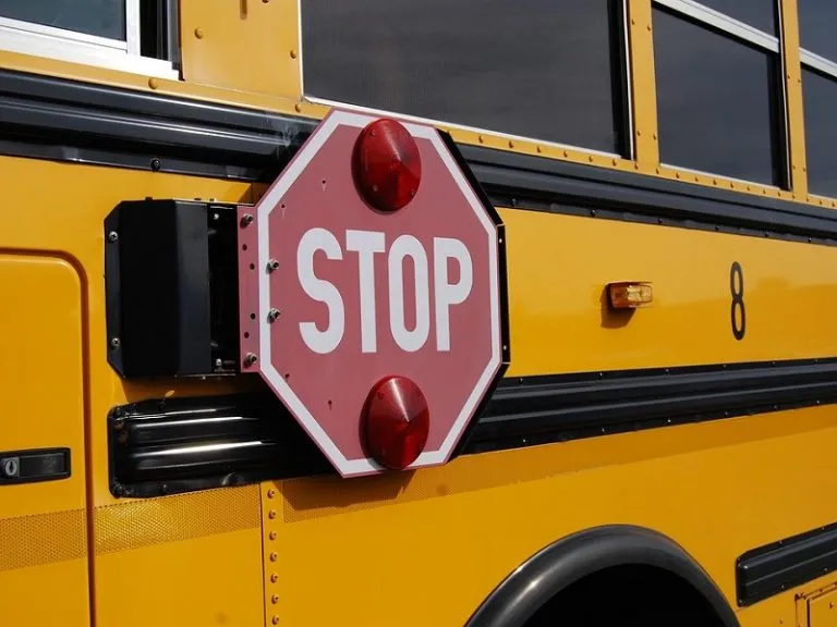 Incidente a Ravenna: autista di scuolabus ha malore ed esce fuori strada