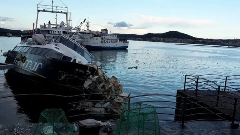 Maltempo: incidente tra due navi al porto di Ischia, causa il forte vento