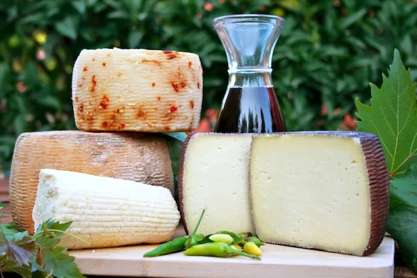 Prodotti tipici regionali: la bontà dei formaggi calabresi