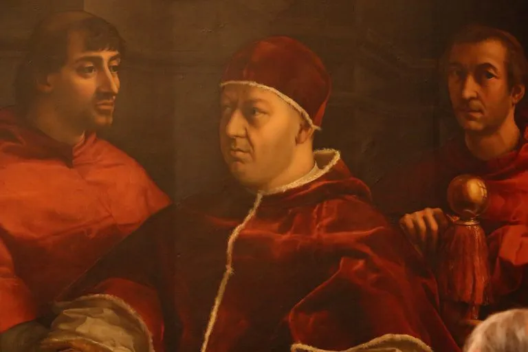 La lista degli inamovibili degli Uffizi fa discutere: il caso del “Leone X” di Raffaello