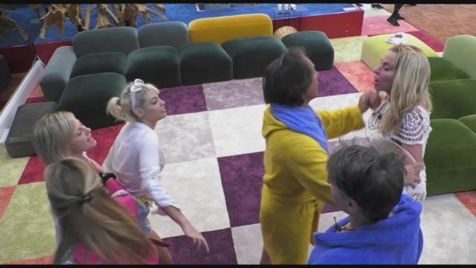 Lite tra Antonella Elia e Valeria Marini:
