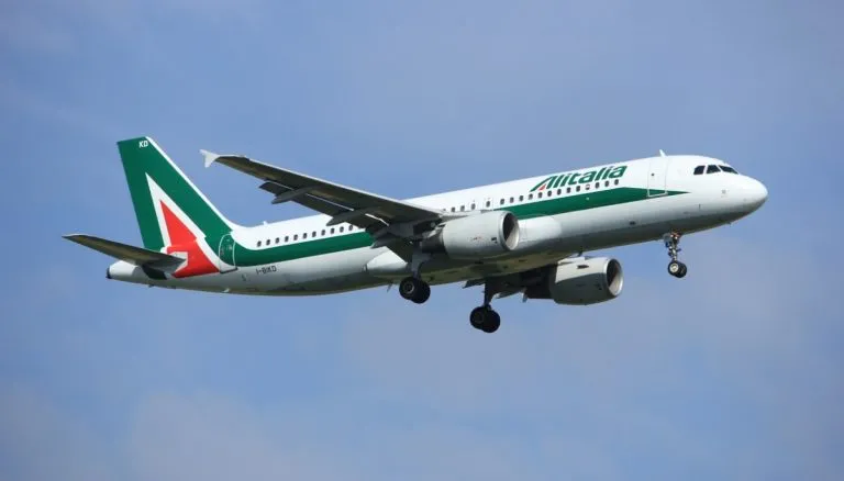 Il Coronavirus destabilizza Alitalia: calo prenotazioni, 4 mila in cassa integrazione