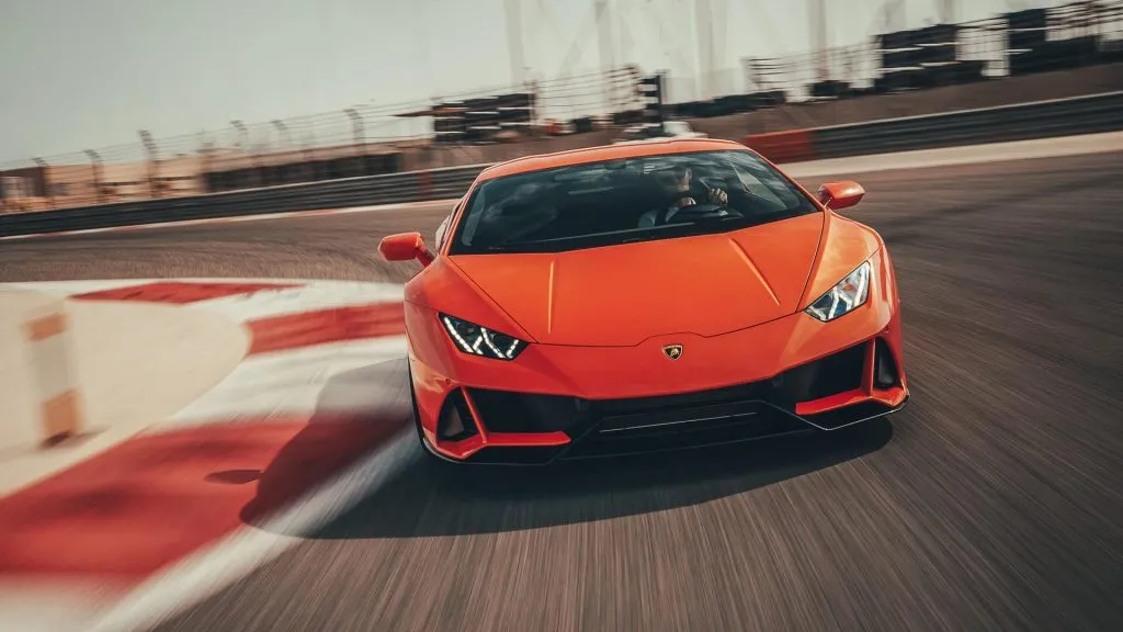 Coronavirus: Lamborghini interrompe la produzione per prevenzione