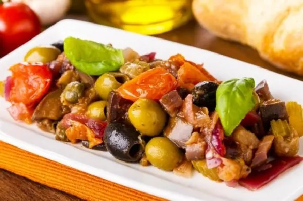 Caponata siciliana: ricetta originale e storia di un piatto tradizionale