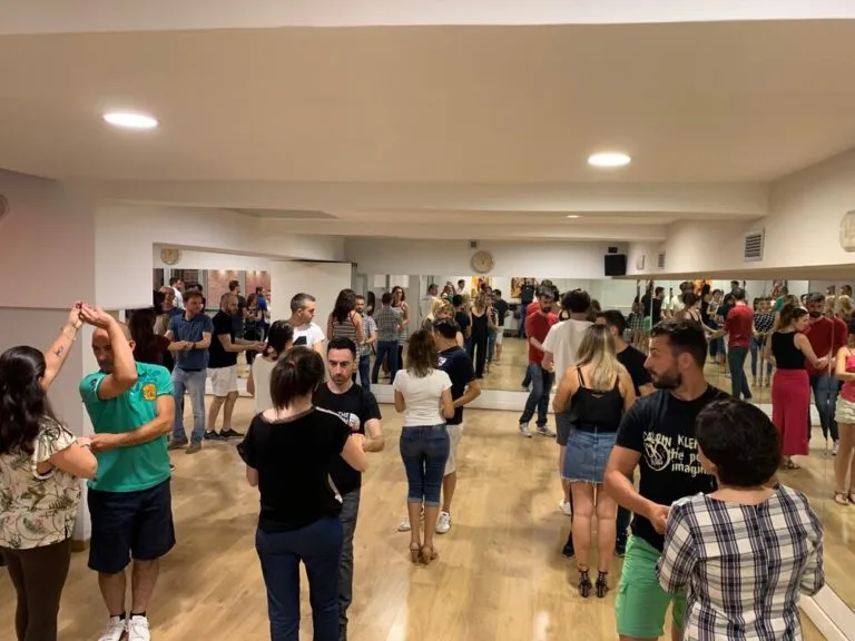 Salsa e bachata: come si ballano e quali sono le differenze