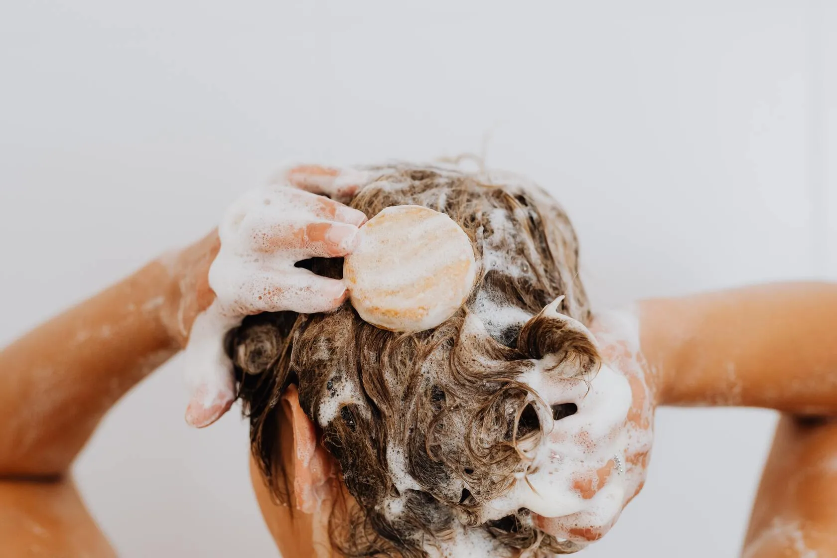 Capelli grassi, cause e rimedi naturali per eliminare l’effetto unto dalle vostre chiome