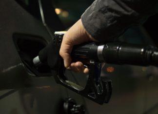 Benzina quanto costa, aumento prezzi carburante, quanto costa la benzina a Milano