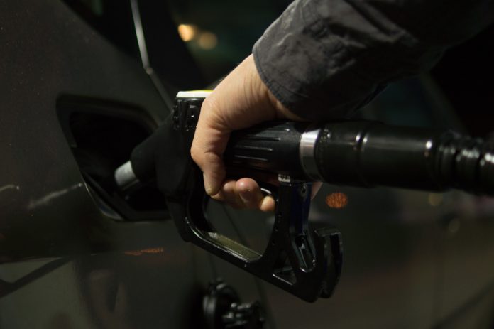 Benzina quanto costa, aumento prezzi carburante, quanto costa la benzina a Milano