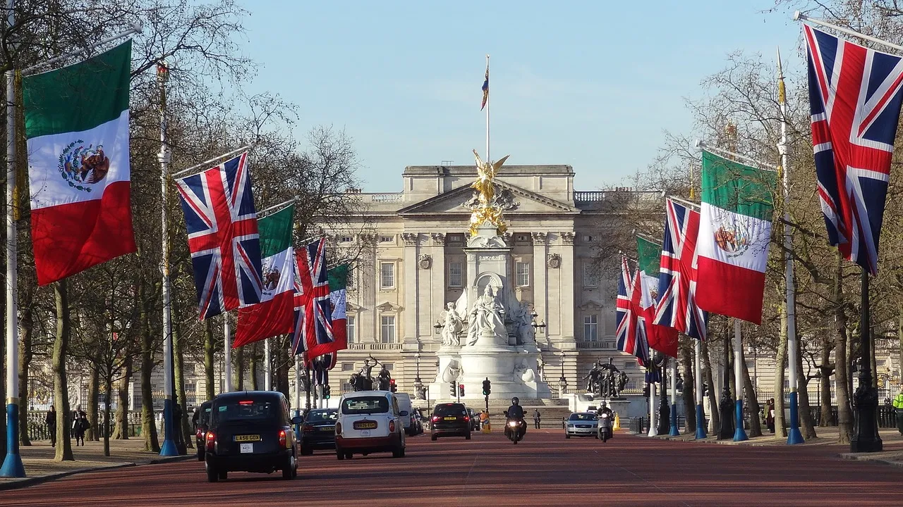 Scandalo a Buckingham Palace: Harry e Meghan Markle hanno saltato la messa in memoria di Filippo