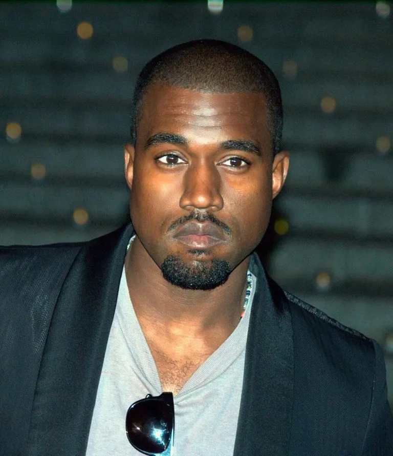 Adidas chiude con Kanye West dopo le dichiarazioni antisemite del rapper, così anche Balenciaga e molti altri
