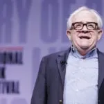 Chi era Leslie Jordan: attore, drammaturgo e cantante amato da tutti