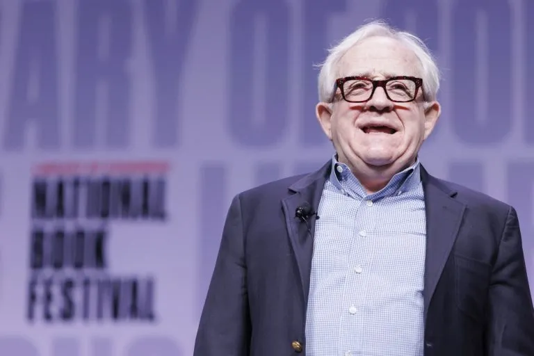 Chi era Leslie Jordan: attore, drammaturgo e cantante amato da tutti