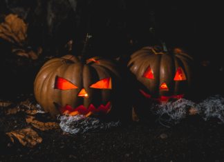 Illuminata a poggiata sul davanzale, la zucca intagliata è il simbolo più classico di Halloween. Ecco le vere origini della macabra tradizione.