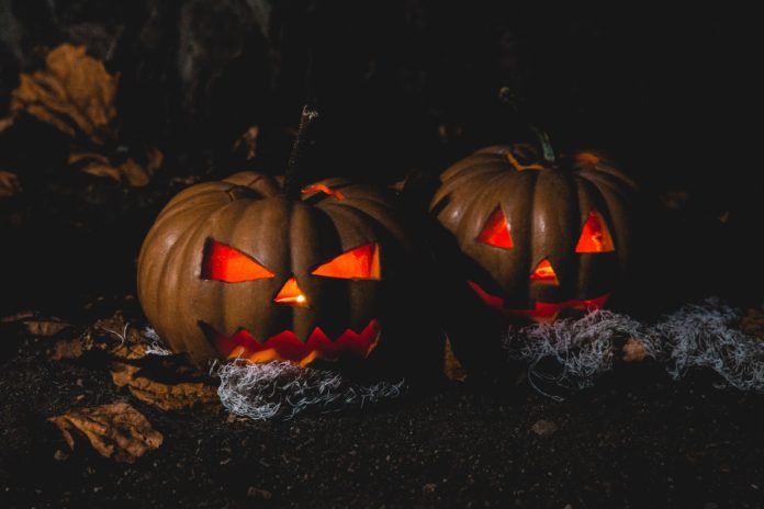 Illuminata a poggiata sul davanzale, la zucca intagliata è il simbolo più classico di Halloween. Ecco le vere origini della macabra tradizione.
