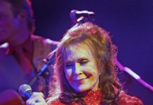 Scomparsa a 90 anni la stella del country Loretta Lynn. Ecco biografia, carriera e successi di colei che attraverso la musica ha unito intere generazioni.