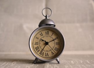 Nella notte tra sabato 29 e domenica 30 ottobre 2022 si passa dall'ora legale all'ora solare: le lancette devono essere spostate. Ecco quando e come.