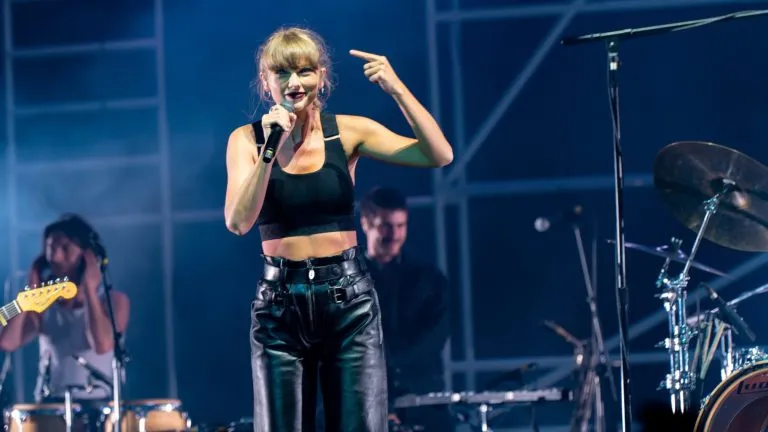 Record storico di ascolti su Spotify e Apple Music per Midnights di Taylor Swift