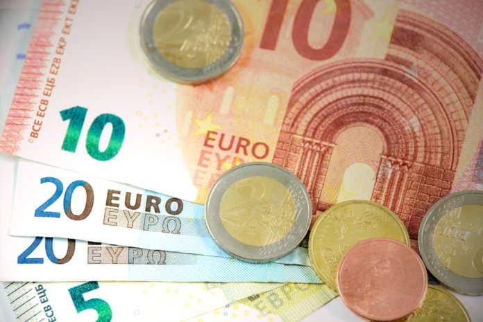Per il mese di novembre è previsto un bonus che ammonta a 150 euro, sono 22 milioni gli italiani che ne hanno diritto: ecco quali sono i requisiti.