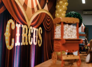 "Circus Atmosphere" è il primo circo con animali virtuali. Tra le principali attrazioni: animali olografici, acrobati e artisti di ogni genere.
