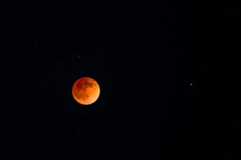 Eclissi lunare martedì 8 novembre: dove e come vedere la “Blood Moon” in Italia
