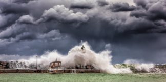 Ischia. Casamicciola Terme travolta da un nubifragio. Incerto il numero dei dispersi, case travolte dal fango e auto trascinate in mare.