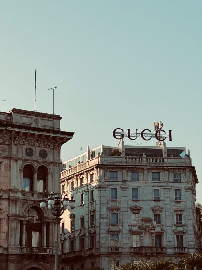 Secondo alcune fonti, Alessandro Michele potrebbe abbandonare la sua posizione di direttore creativo di Gucci. L'annuncio atteso a breve.