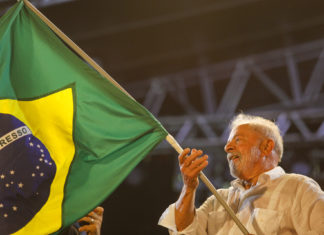 Il leader dei lavoratori è stato eletto Presidente del Brasile, e mentre Lula parla al popolo, Bolsonaro non abbandona la residenza presidenziale.
