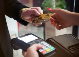 Legge di bilancio: prevista nuova soglia minima per pagamenti con POS: decade l'obbligo dei commercianti per importi inferiori a 30 euro. Ecco cosa cambia.