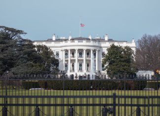 L'ex presidente annuncia la terza corsa alla Casa Bianca nonostante i risultati incerti delle elezioni di metà mandato e l'ascesa del rivale Ron DeSantis.