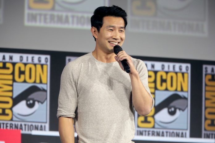 Per Quentin Tarantino gli attori dei film Marvel non sono vere star del cinema. Risponde Simu Liu, la star di Shang-Chi e La leggenda dei Dieci Anelli.