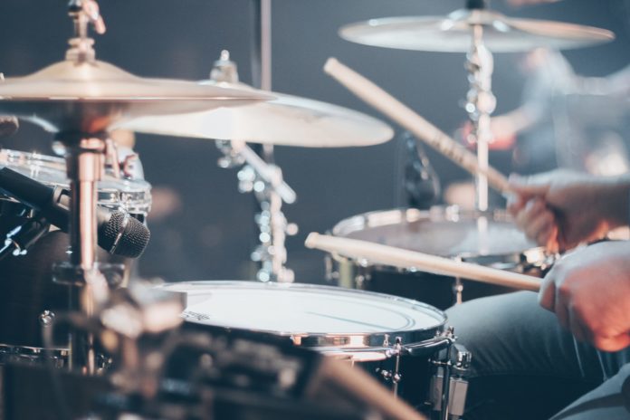 Il batterista della band The Neighbourhood, Brandon Fried, è stato licenziato dopo le accuse di molestia della cantante Maria Zardoya.