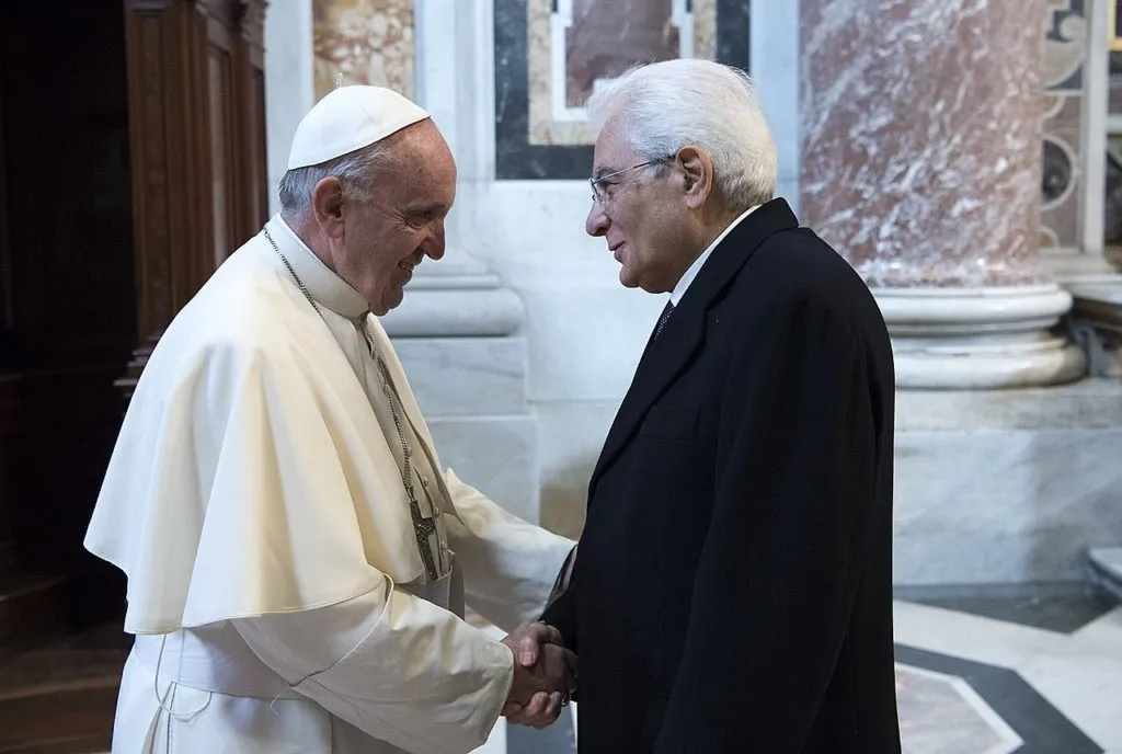 Papa Francesco compie 86 anni: il regalo che desidera e gli auguri di Mattarella