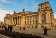 In Germania il principe Enrico XIII insieme ad estremisti di destra pianificavano un colpo di Stato e il ritorno al Reich.