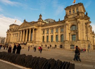 In Germania il principe Enrico XIII insieme ad estremisti di destra pianificavano un colpo di Stato e il ritorno al Reich.