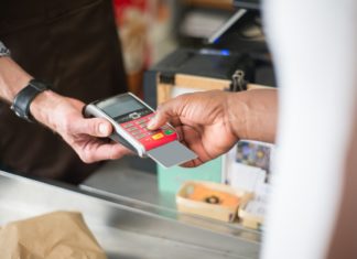 Il governo Meloni cambia rotta sull'obbligo di POS: ripartono le sanzioni per i commercianti che non garantiscono i pagamenti con carta.