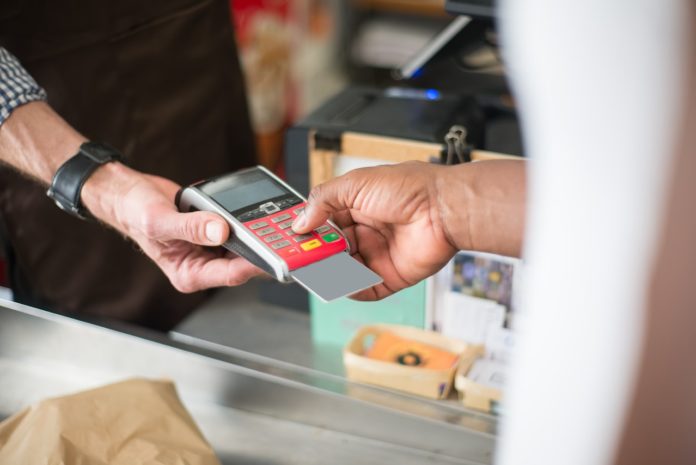 Il governo Meloni cambia rotta sull'obbligo di POS: ripartono le sanzioni per i commercianti che non garantiscono i pagamenti con carta.