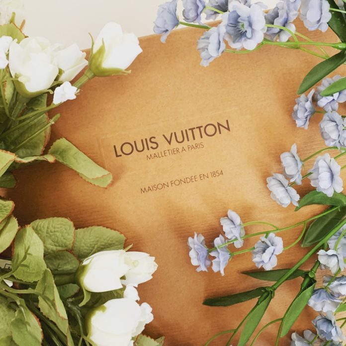 Louis Vuitton inaugura a Parigi LV DREAM: nuova destinazione culturale con spazi espositivi, caffetteria, cioccolateria e shop.