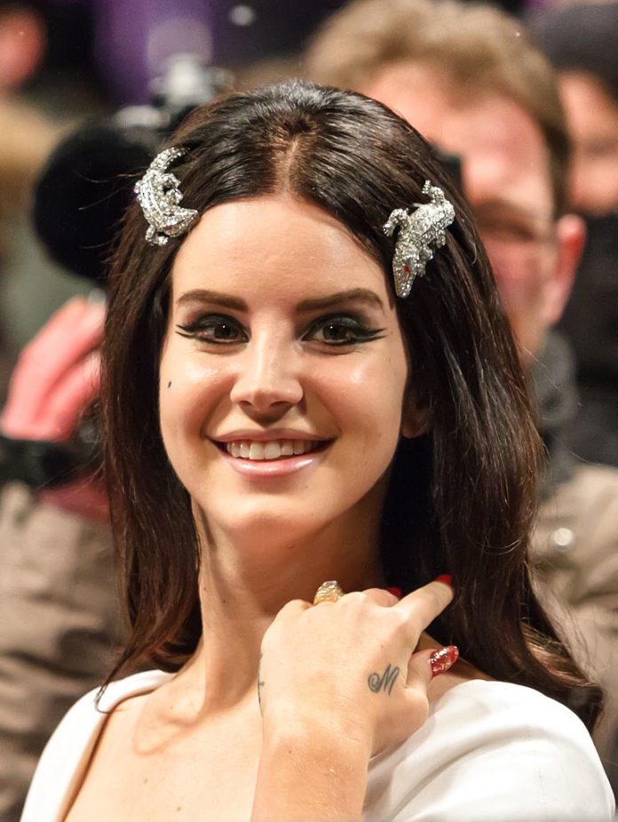 Lana Del Rey rilascia una nuova canzone: “Did you know that there’s a tunnel under Ocean Blvd”. Ecco testo e significato del singolo.