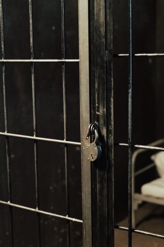 Il serial killer Charles Sobhraj sarà scarcerato: la conferma dalle autorità del Nepal. I suoi omicidi hanno ispirato la serie Netflix 