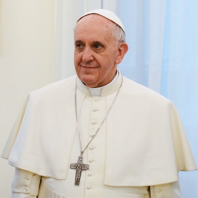 Papa Francesco invita i fedeli a risparmiare sui regali di Natale, scambiando doni più umili e riservando un pensiero anche al popolo ucraino in guerra.