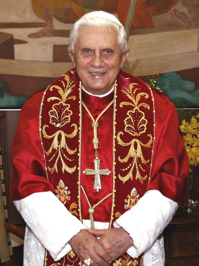 Papa Francesco chiede ai fedeli di unirsi in preghiera per Ratzinger, Papa Emerito Benedetto XVI, le cui condizioni di salute sono molto critiche.