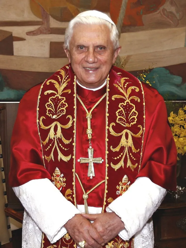 Ratzinger è molto malato, Papa Francesco invita i fedeli alla preghiera