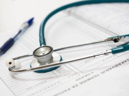 Ricetta elettronica a rischio: dal 2023 il governo intende eliminare le prescrizioni via email e SMS. Si oppongono i medici.