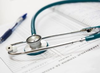 Ricetta elettronica a rischio: dal 2023 il governo intende eliminare le prescrizioni via email e SMS. Si oppongono i medici.