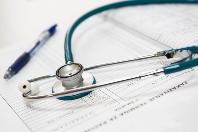 Ricetta elettronica a rischio: dal 2023 il governo intende eliminare le prescrizioni via email e SMS. Si oppongono i medici.