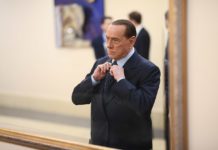 Berlusconi torna all'attacco durante la campagna elettorale in Lombardia, sostiene di meritare il ruolo istituzionale non concesso dal governo Meloni.